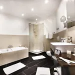 By Golden Tulip Ξενοδοχείο