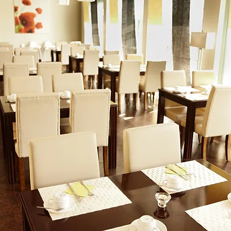 By Golden Tulip Hotel Kiel