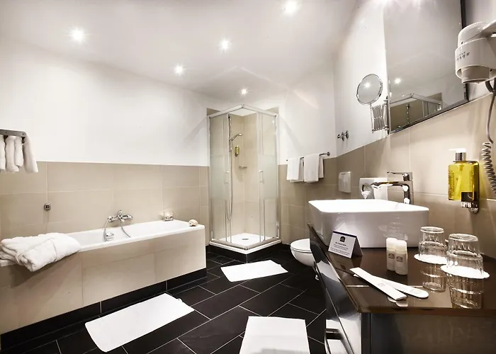 By Golden Tulip מלון